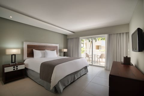 Exclusive Room, Pool View | Pillowtop beds, in-room safe, desk, blackout drapes