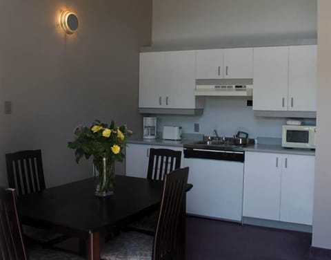 Suite | Private kitchen | Mini-fridge, microwave, coffee/tea maker