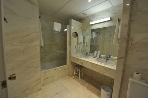 Twin Room | Bathroom | Shower, free toiletries, hair dryer, towels