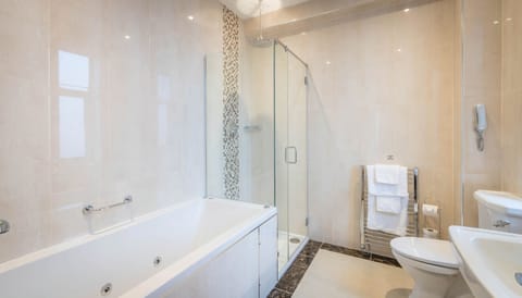 Penthouse | Bathroom | Shower, eco-friendly toiletries, hair dryer, towels