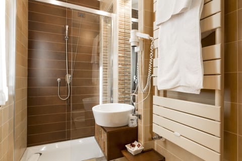 Standard Double Room | Bathroom | Shower, free toiletries, hair dryer, bidet