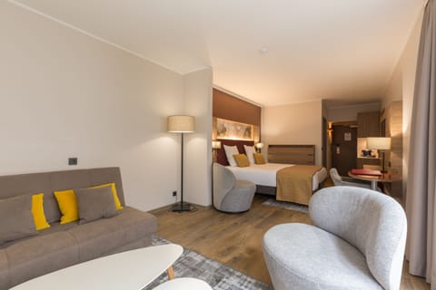 Junior Suite | Hypo-allergenic bedding, minibar, in-room safe, desk