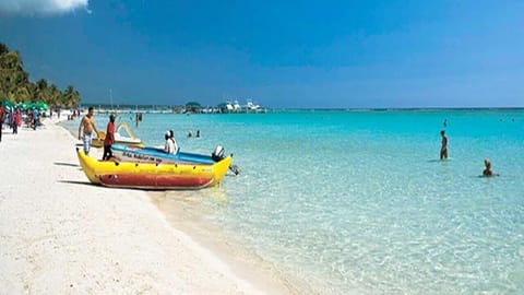 Beach nearby, white sand, beach towels, beach bar