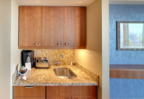 Standard Suite, 1 Bedroom, Kitchenette | Private kitchenette | Fridge, microwave, coffee/tea maker, electric kettle