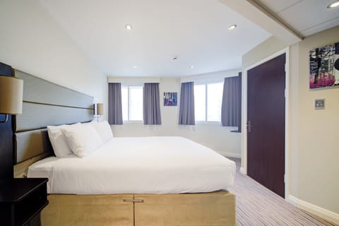 Deluxe Double Room, 1 Double Bed | Individually decorated, individually furnished, desk, iron/ironing board