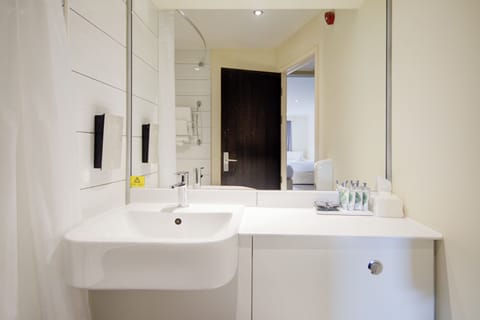 Family Quadruple Room, Multiple Beds | Bathroom | Free toiletries, towels, shampoo, toilet paper