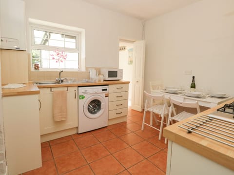 Cottage | Private kitchen | Fridge, cookware/dishes/utensils