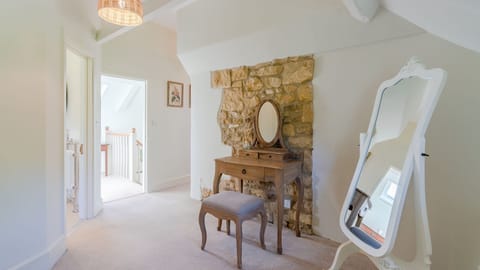 Dressing Area, Bedroom Four, Colebrook Cottage, Bolthole Retreats
