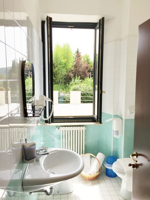 Double Room | Bathroom | Shower, free toiletries, hair dryer, bidet