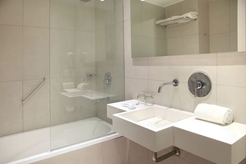 Combined shower/tub, free toiletries, hair dryer, bidet