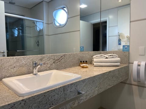 Business Class King | Bathroom | Free toiletries, hair dryer, towels