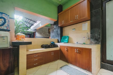 Family House, 4 Bedrooms | Private kitchen | Full-size fridge, stovetop, electric kettle, cookware/dishes/utensils