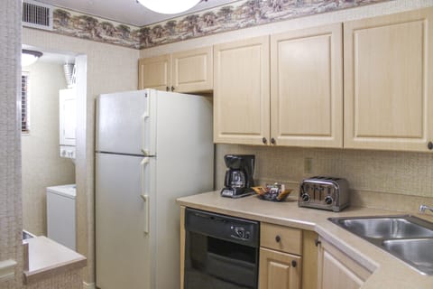 Condo, 2 Bedrooms, Kitchen | Private kitchen | Fridge, microwave, oven, stovetop