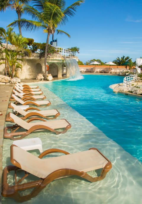 11 outdoor pools, sun loungers