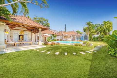 Spacious garden around the pool and the Villa
