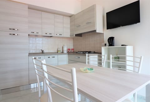 Panoramic House | Private kitchen | Fridge, microwave, stovetop, espresso maker