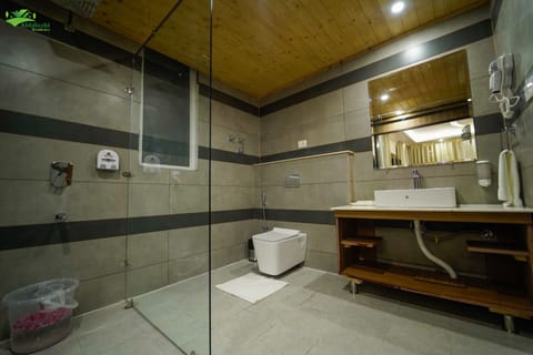 Luxury Room, 1 King Bed | Bathroom | Shower, free toiletries, hair dryer, bathrobes