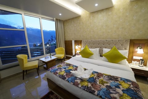 Deluxe Room, Balcony | Minibar, individually decorated, individually furnished, desk