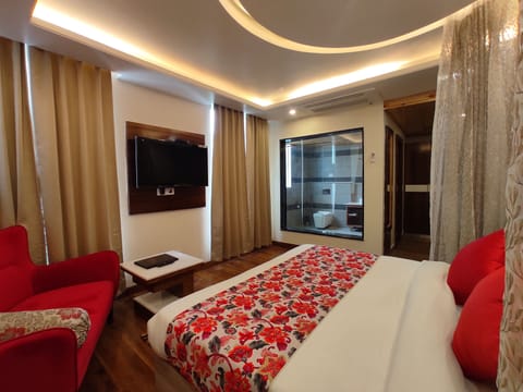 Luxury Room, 1 King Bed | Minibar, individually decorated, individually furnished, desk