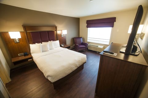 Room, 1 Queen Bed (Value) | Premium bedding, in-room safe, desk, blackout drapes