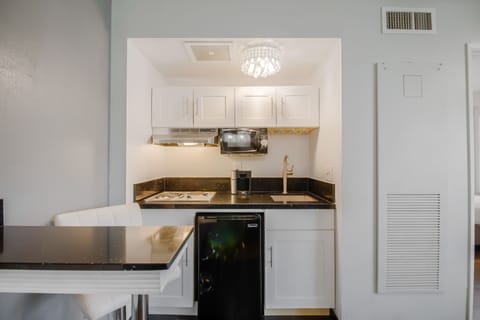 Suite, 1 Bedroom, Kitchenette (King) | Private kitchen | Mini-fridge, microwave, coffee/tea maker