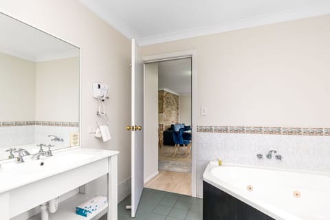 Wilson Executive Suite | Bathroom | Free toiletries, towels, soap, shampoo