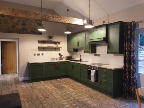 Traditional Cottage, Private Bathroom | Private kitchen