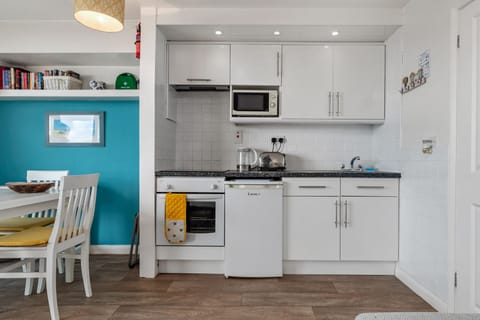 Sea Front Apartment, Spectacular Sea Views, Parking, Direct Beach Access