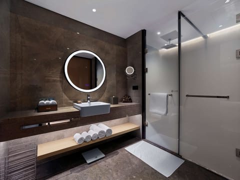 Rainfall showerhead, free toiletries, hair dryer, bathrobes
