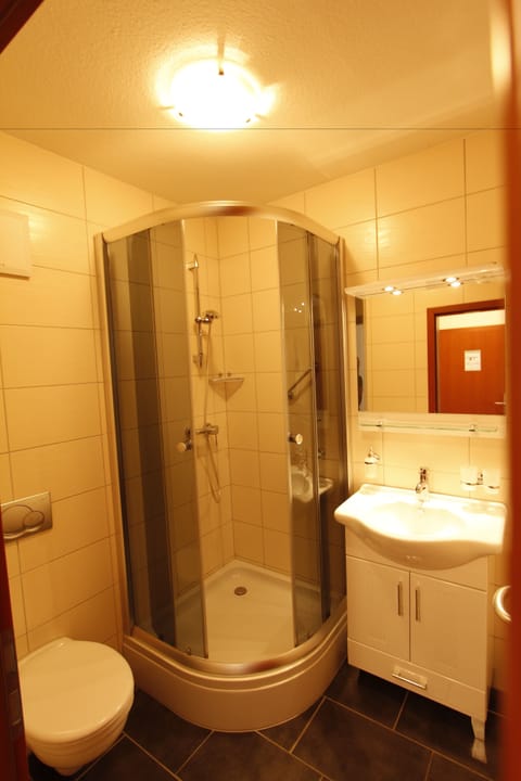 Standard Single Room | Bathroom | Shower, towels