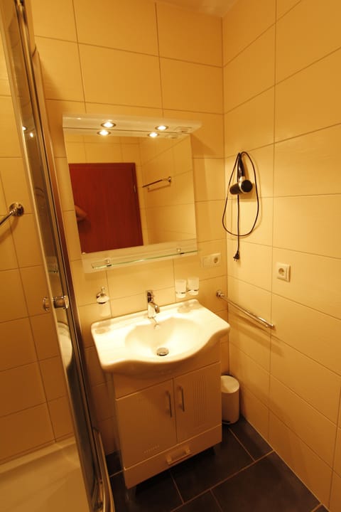 Standard Single Room | Bathroom sink