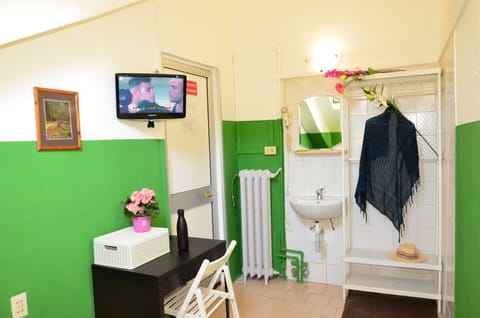 Economy Single Room | Minibar, iron/ironing board, free WiFi, bed sheets