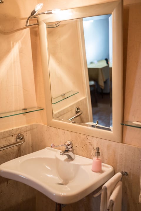 Classic Studio, 1 Bedroom, Accessible, Kitchenette | Bathroom sink