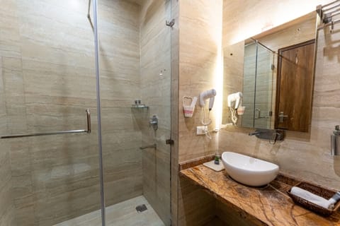 Family Quadruple Room | Bathroom | Shower, towels