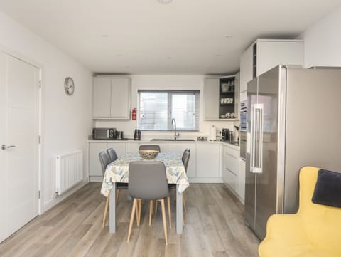 Cottage | Private kitchen | Fridge, dishwasher, electric kettle, toaster