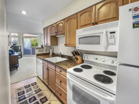 Condo, 1 Bedroom | Private kitchen | Fridge, oven, stovetop, dishwasher