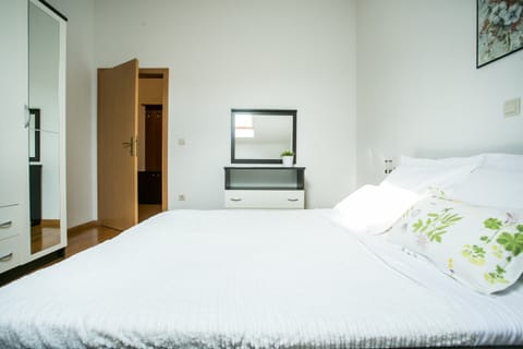 Superior Apartment | Soundproofing, free WiFi, bed sheets