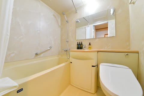 Combined shower/tub, deep soaking tub, free toiletries, hair dryer