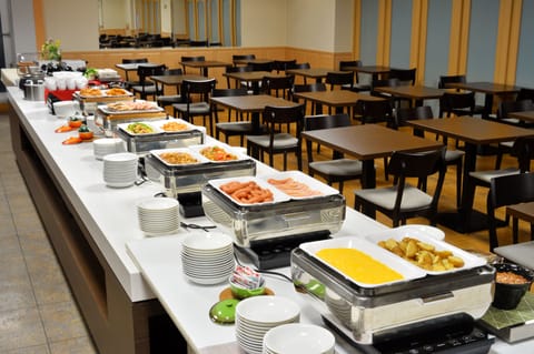 Daily buffet breakfast (JPY 1200 per person)