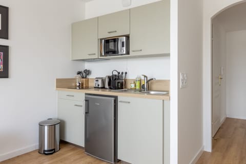 Comfort Suite | Private kitchen | Fridge, microwave, coffee/tea maker, electric kettle