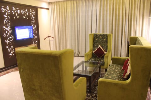 Suite, 1 King Bed, Non Smoking | Living area | Flat-screen TV