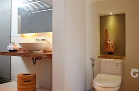 Adna Deluxe Room, Garden View | Bathroom | Free toiletries, hair dryer, slippers, towels