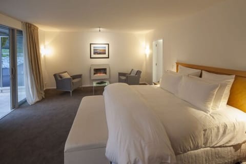 Deluxe Suite, 1 King Bed, Fireplace | Premium bedding, soundproofing, free WiFi, bed sheets