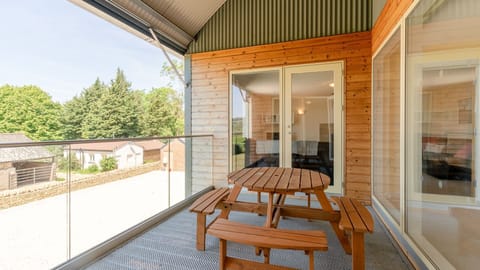 Covered balcony, Hill View Rise, Bolthole Retreats