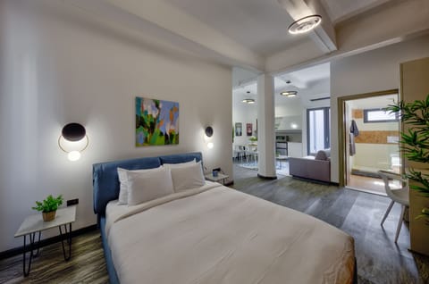 Deluxe Studio | Premium bedding, pillowtop beds, in-room safe, individually decorated