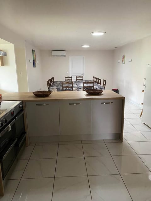 Salle à manger parfaite pour partager des repas conviviaux dans notre gîte familial du Pas-de-Calais.