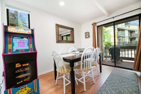 Fun Miss Pacman an other old school free games.