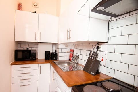 Fully kitted kitchen