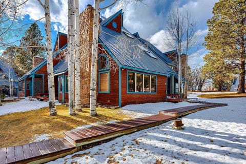 Unique townhome located in uptown Pagosa with large fireplace and 5 comfy bedrooms, 4 with California King beds, & 5 minutes to Downtown.