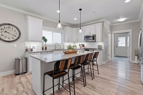 Kitchen- Fully stocked with all essentials. 